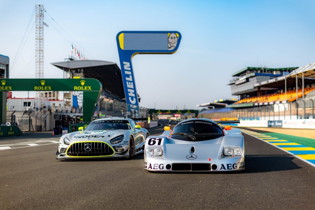Zwei teilnehmende Fahrzeuge von Le Mans