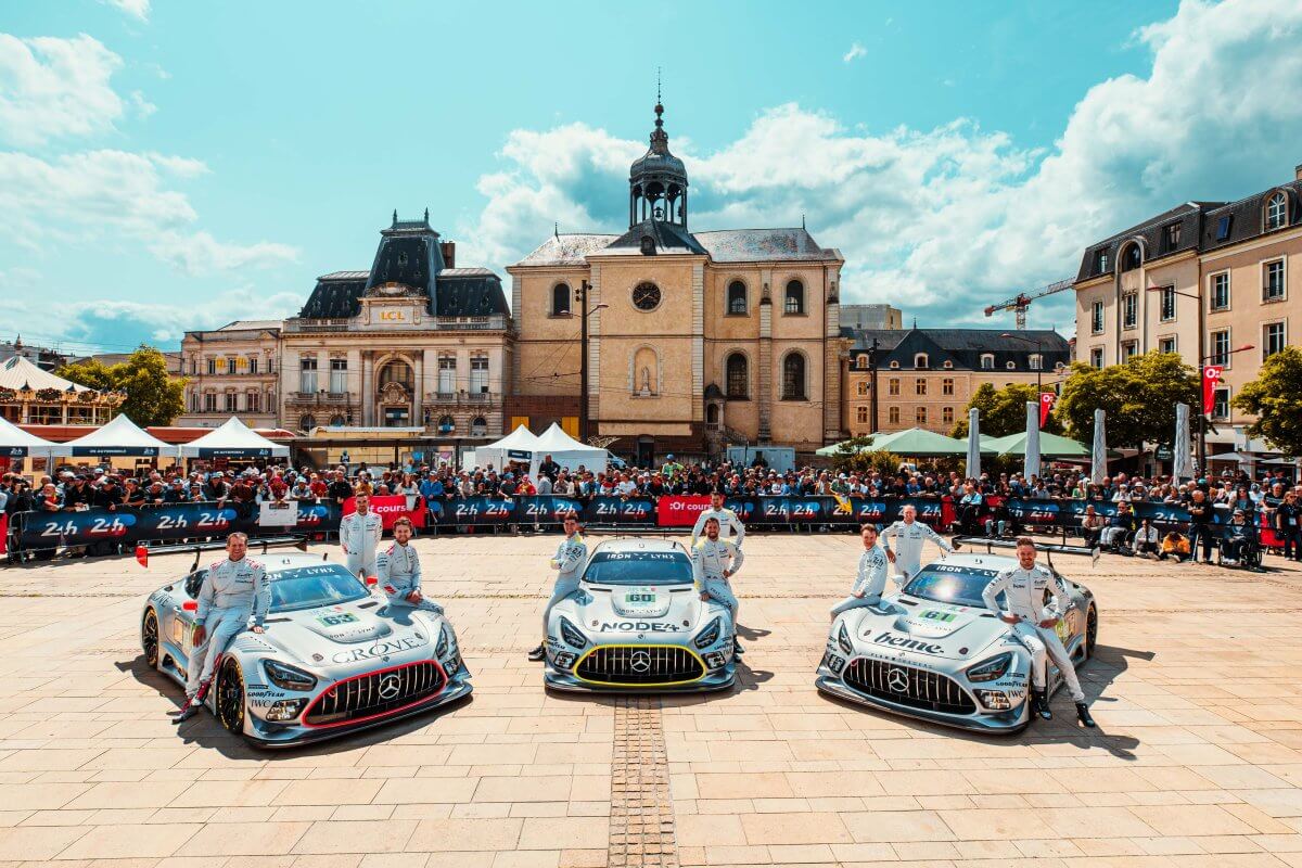 Präsentation von Autos und Fahrern in der Stadt